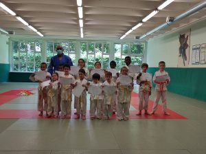 Passage de grade 2021. Photos avec tous les enfants présentant leur diplômes et portant leur nouvelle ceinture. Accompagné par leur professeur.