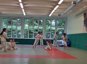 Passage de grade 2021. Les minis judokas en train de profiter de leur dernière séance ensemble.