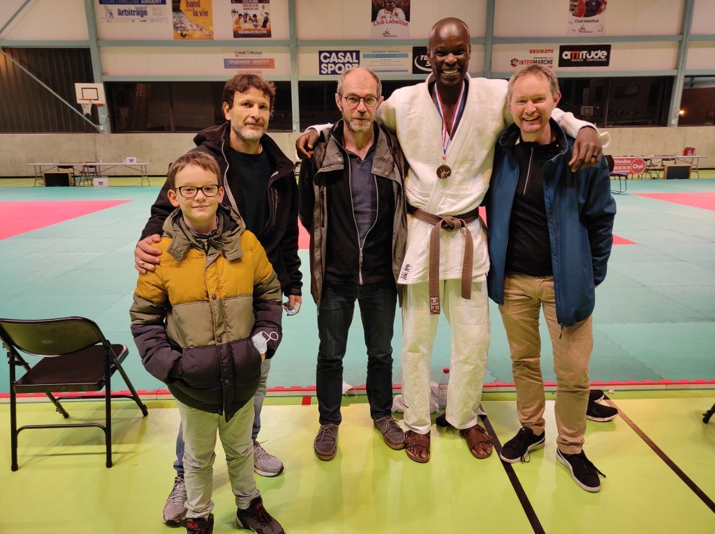 Compétition du 04/12/2021. Photo de groupe avec les participants et les accompagnants.