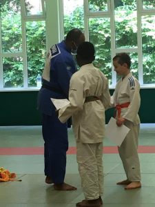 Remise de ceinture à 2 élèves.